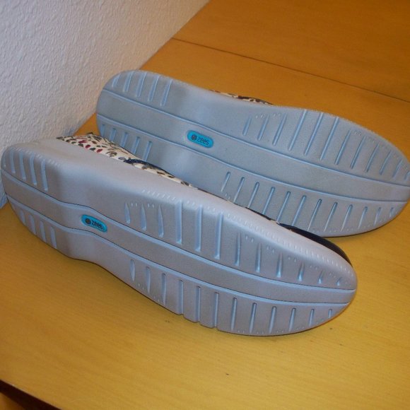 Zee Floral Flats - Picture 3 of 3